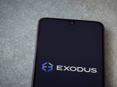 Lod, Israel - 16 Temmuz 2023: Seramik taş zemin üzerinde akıllı telefondan Exodus uygulaması fırlatma ekranı. Üst görünüm düzlüğü kopyalama alanı ile yatıyordu.