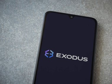 Lod, Israel - 16 Temmuz 2023: Seramik taş zemin üzerinde akıllı telefondan Exodus uygulaması fırlatma ekranı. Üst görünüm düzlüğü kopyalama alanı ile yatıyordu.