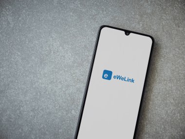 Lod, Israel - 16 Temmuz 2023: eWeLink uygulama ekranı seramik taş zemin üzerinde akıllı telefondan çalıştırıldı. Üst görünüm düzlüğü kopyalama alanı ile yatıyordu.