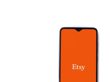 Lod, Israel - 16 Temmuz 2023: Etsy uygulaması beyaz arka planda akıllı telefondan çalıştırma ekranı. Üst görünüm düzlüğü kopyalama alanı ile yatıyordu.