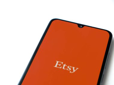 Lod, Israel - 16 Temmuz 2023: Etsy uygulaması beyaz arka planda akıllı telefondan çalıştırma ekranı. Üst görünüm düzlüğü kopyalama alanı ile yatıyordu.