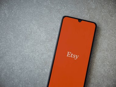 Lod, Israel - 16 Temmuz 2023: Seramik taş zemin üzerinde akıllı telefondan Etsy uygulama başlatma ekranı. Üst görünüm düzlüğü kopyalama alanı ile yatıyordu.