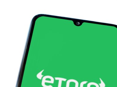 Lod, Israel - 16 Temmuz 2023: eToro uygulaması beyaz arka planda akıllı telefondan çalıştırma ekranı. Üst görünüm düzlüğü kopyalama alanı ile yatıyordu.