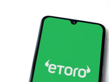 Lod, Israel - 16 Temmuz 2023: eToro uygulaması beyaz arka planda akıllı telefondan çalıştırma ekranı. Üst görünüm düzlüğü kopyalama alanı ile yatıyordu.