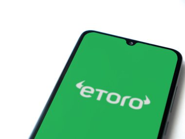 Lod, Israel - 16 Temmuz 2023: eToro uygulaması beyaz arka planda akıllı telefondan çalıştırma ekranı. Üst görünüm düzlüğü kopyalama alanı ile yatıyordu.