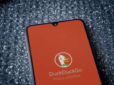 Lod, Israel - 16 Temmuz 2023: DuckDuckGo Özel Tarayıcı uygulama ekranı metalik arkaplanda akıllı telefonu çalıştırıyor. Üst görünüm yatağını kapat.