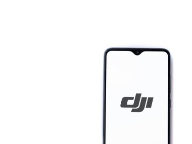 Lod, Israel - 16 Temmuz 2023: DJI Store uygulaması beyaz arkaplanda akıllı telefondan çalıştırma ekranı. Üst görünüm düzlüğü kopyalama alanı ile yatıyordu.