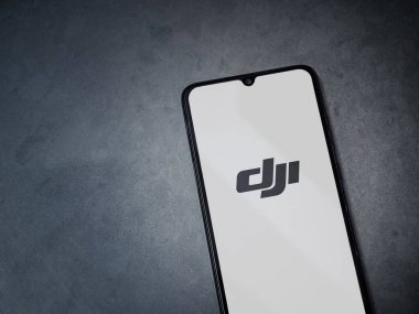 Lod, Israel - 16 Temmuz 2023: DJI Store uygulama ekranı kara mermer taşlı arka planda akıllı telefondan çalıştırılıyor. Üst görünüm düzlüğü kopyalama alanı ile yatıyordu.