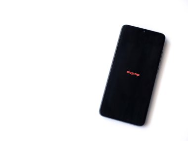 Lod, Israel - 16 Temmuz 2023: Depop uygulaması beyaz arka planda akıllı telefondan çalıştırma ekranı. Üst görünüm düzlüğü kopyalama alanı ile yatıyordu.