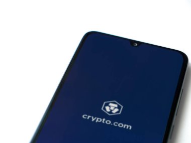 Lod, Israel - 16 Temmuz 2023: Crypto.com uygulaması beyaz arkaplanda akıllı telefondan çalıştırma ekranı. Üst görünüm düzlüğü kopyalama alanı ile yatıyordu.