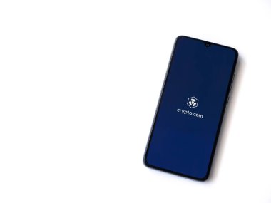 Lod, Israel - 16 Temmuz 2023: Crypto.com uygulaması beyaz arkaplanda akıllı telefondan çalıştırma ekranı. Üst görünüm düzlüğü kopyalama alanı ile yatıyordu.