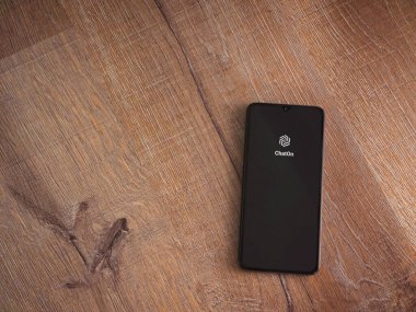 Lod, Israel - 16 Temmuz 2023: ChatOn uygulama ekranı ahşap arka planda akıllı telefon. Üst görünüm düzlüğü kopyalama alanı ile yatıyordu.