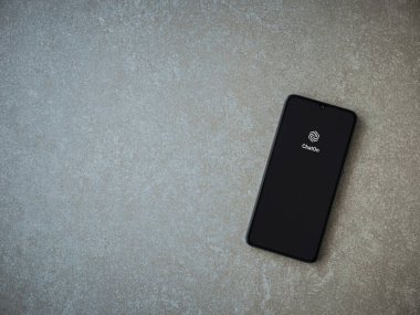 Lod, Israel - 16 Temmuz 2023: ChatOn uygulaması seramik taş zemin üzerinde akıllı telefon fırlatma ekranı. Üst görünüm düzlüğü kopyalama alanı ile yatıyordu.
