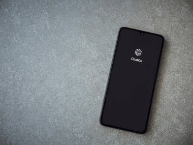 Lod, Israel - 16 Temmuz 2023: ChatOn uygulaması seramik taş zemin üzerinde akıllı telefon fırlatma ekranı. Üst görünüm düzlüğü kopyalama alanı ile yatıyordu.