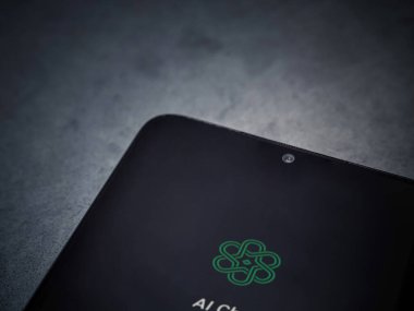 Lod, Israel - 16 Temmuz 2023: Koyu mermer taşlı arka planda akıllı telefondan Sohbet Yapay Zeka uygulaması fırlatma ekranı. Üst görünüm düzlüğü kopyalama alanı ile yatıyordu.