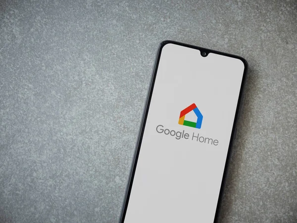 Lod, Israel - 16 Temmuz 2023: Google Home uygulama ekranı seramik taş zemin üzerinde akıllı telefon. Üst görünüm düzlüğü kopyalama alanı ile yatıyordu.