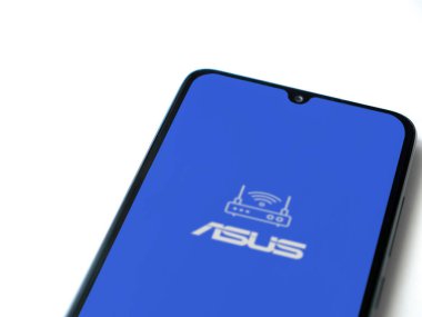 Lod, Israel - 16 Temmuz 2023: ASUS Router uygulaması beyaz arka planda akıllı telefondan çalıştırma ekranı. Üst görünüm düzlüğü kopyalama alanı ile yatıyordu.