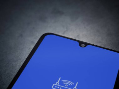 Lod, Israel - 16 Temmuz 2023: ASUS Router uygulaması koyu mermer taşlı arka planda akıllı telefondan kalkış ekranı. Üst görünüm düzlüğü kopyalama alanı ile yatıyordu.