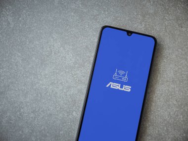 Lod, Israel - 16 Temmuz 2023: ASUS Router uygulaması seramik taş zemin üzerinde akıllı telefon fırlatma ekranı. Üst görünüm düzlüğü kopyalama alanı ile yatıyordu.