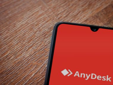 Lod, Israel - 16 Temmuz 2023: Ahşap arka planda akıllı telefondan herhangi bir uygulama başlatma ekranı. Üst görünüm düzlüğü kopyalama alanı ile yatıyordu.