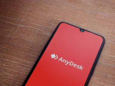 Lod, Israel - 16 Temmuz 2023: Ahşap arka planda akıllı telefondan herhangi bir uygulama başlatma ekranı. Üst görünüm düzlüğü kopyalama alanı ile yatıyordu.