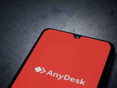 Lod, Israel - 16 Temmuz 2023: Koyu mermer taşlı arka planda akıllı telefondan herhangi bir uygulama fırlatma ekranı. Üst görünüm düzlüğü kopyalama alanı ile yatıyordu.