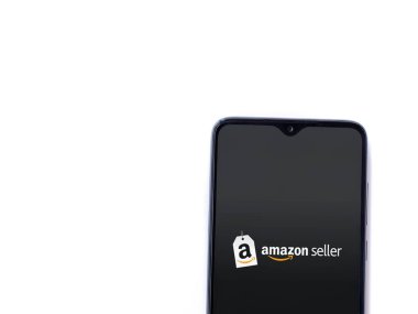 Lod, Israel - 16 Temmuz 2023: Amazon Seller uygulaması beyaz arka planda akıllı telefondan çalıştırma ekranı. Üst görünüm düzlüğü kopyalama alanı ile yatıyordu.