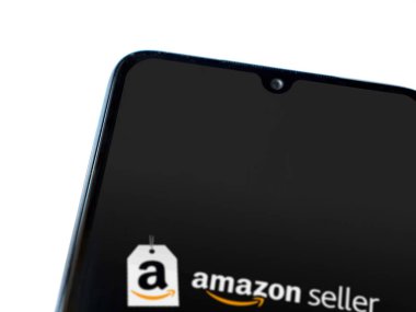 Lod, Israel - 16 Temmuz 2023: Amazon Seller uygulaması beyaz arka planda akıllı telefondan çalıştırma ekranı. Üst görünüm düzlüğü kopyalama alanı ile yatıyordu.