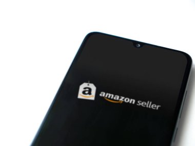 Lod, Israel - 16 Temmuz 2023: Amazon Seller uygulaması beyaz arka planda akıllı telefondan çalıştırma ekranı. Üst görünüm düzlüğü kopyalama alanı ile yatıyordu.