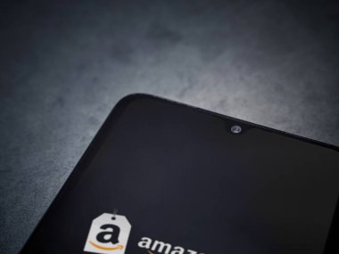Lod, Israel - 16 Temmuz 2023: Amazon Seller uygulaması koyu mermer taşlı arka planda akıllı telefondan kalkış ekranı. Üst görünüm düzlüğü kopyalama alanı ile yatıyordu.
