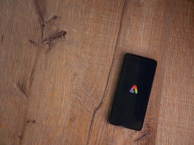Lod, Israel - 16 Temmuz 2023: Adobe Express - Adobe Express - Akıllı telefondaki grafiksel tasarım uygulama başlatma ekranı..