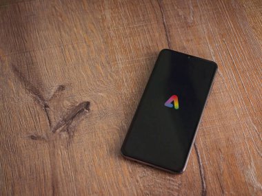 Lod, Israel - 16 Temmuz 2023: Adobe Express - Adobe Express - Akıllı telefondaki grafiksel tasarım uygulama başlatma ekranı..