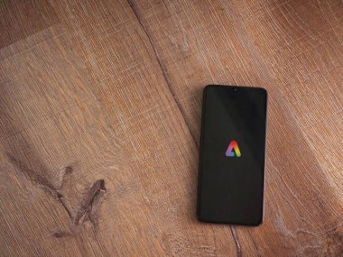 Lod, Israel - 16 Temmuz 2023: Adobe Express - Adobe Express - Akıllı telefondaki grafiksel tasarım uygulama başlatma ekranı..