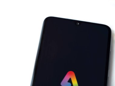 Lod, Israel - 16 Temmuz 2023: Adobe Express - Beyaz arkaplanda akıllı telefon üzerinde grafiksel tasarım uygulama başlatma ekranı. Üst görünüm düzlüğü kopyalama alanı ile yatıyordu.