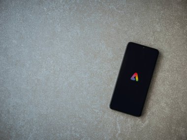 Lod, Israel - 16 Temmuz 2023: Adobe Express - Seramik taş zemin üzerinde akıllı telefon üzerinde grafiksel tasarım uygulama başlatma ekranı..