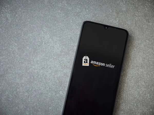 Lod, Israel - 16 Temmuz 2023: Amazon Seller uygulama ekranı seramik taş zemin üzerinde akıllı telefondan çalıştırılıyor. Üst görünüm düzlüğü kopyalama alanı ile yatıyordu.