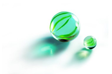 El yapımı koltuk ve bitkilerle dolu boş bir oda.