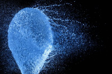 Siyah arkaplanda mavi toz damlası