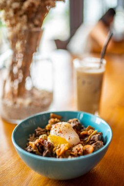 Pirinçli yumurta ve salata.