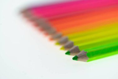 Beyaz arkaplanda izole edilmiş renkli kalemler