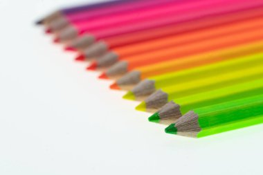 Beyaz arkaplanda renkli kalemler