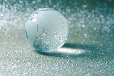 Mavi arka planda parlak cam top, yakın plan. Noel ve yeni yıl konsepti