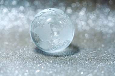 Beyaz arkaplandaki kristal küre