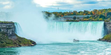 Niagara Şelalesi 'nden manzara, Kanada Şelalesi ve yaz günü güzel bir şelale..