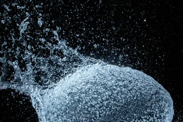 Siyah arkaplanda su sıçraması