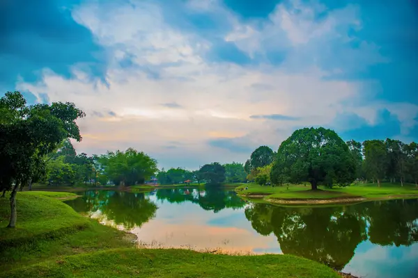 Nehir ve yeşil ağaçlarla güzel bir manzara.