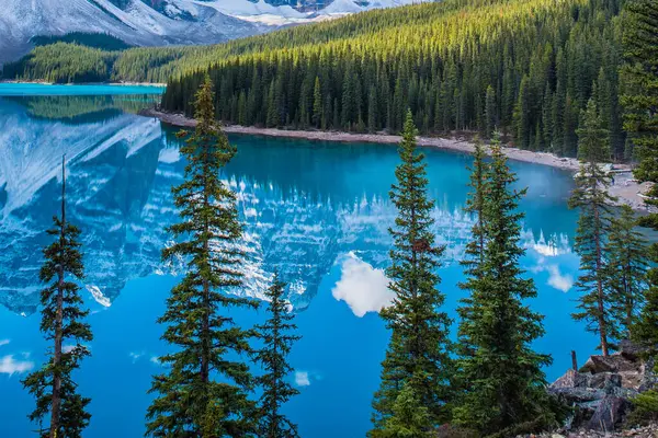 Dağlardaki güzel göl