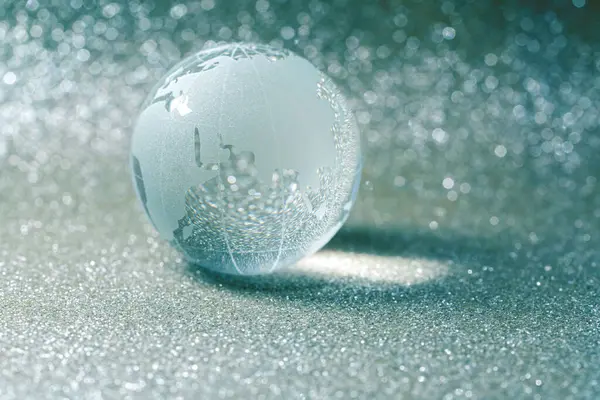 Mavi arka planda parlak cam top, yakın plan. Noel ve yeni yıl konsepti
