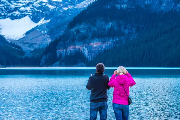 Banff Ulusal Parkı Kanada 'sında iki turist.
