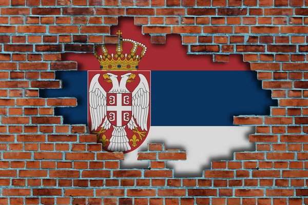 旧石墙后面残破的塞尔维亚国旗 — 图库照片